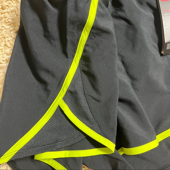 💫 NWT Under Armour Womens Fly By 2.0 running shorts Size Md 8/10 - Picture 3 of 11